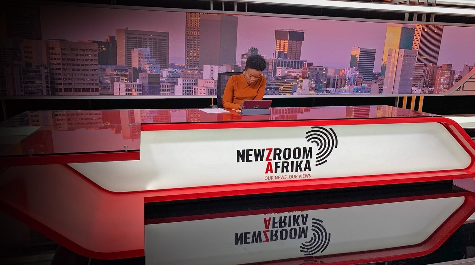 Newzroom Afrika anchor desk